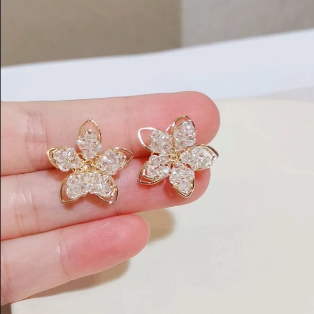 🌟 Beautiful Crystals Flower Earrings Stud Gold Plated - Picture 4 of 4